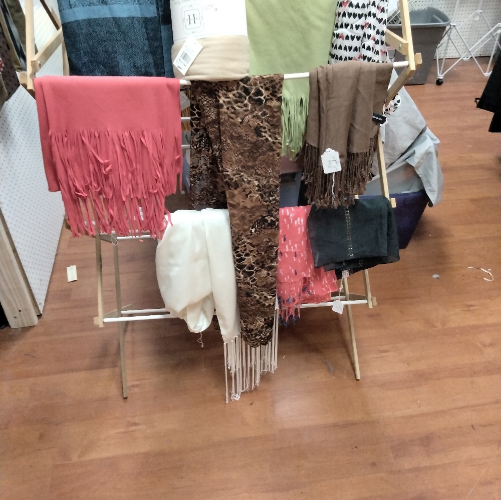 designer Scarf. Est SZ 27x66 $28+ free scarf - Picture 6 of 6